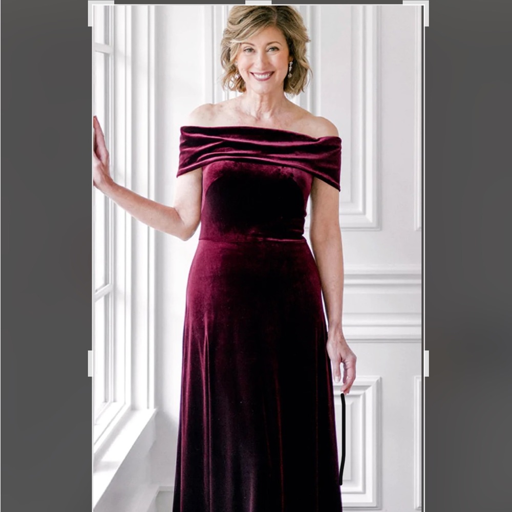 Off the shoulders green velvet beautiful dress.